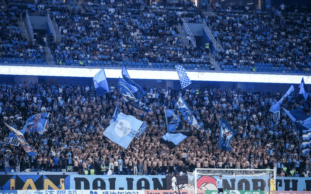 包含里尔主场比赛引发球迷热议，现场气氛火爆的词条