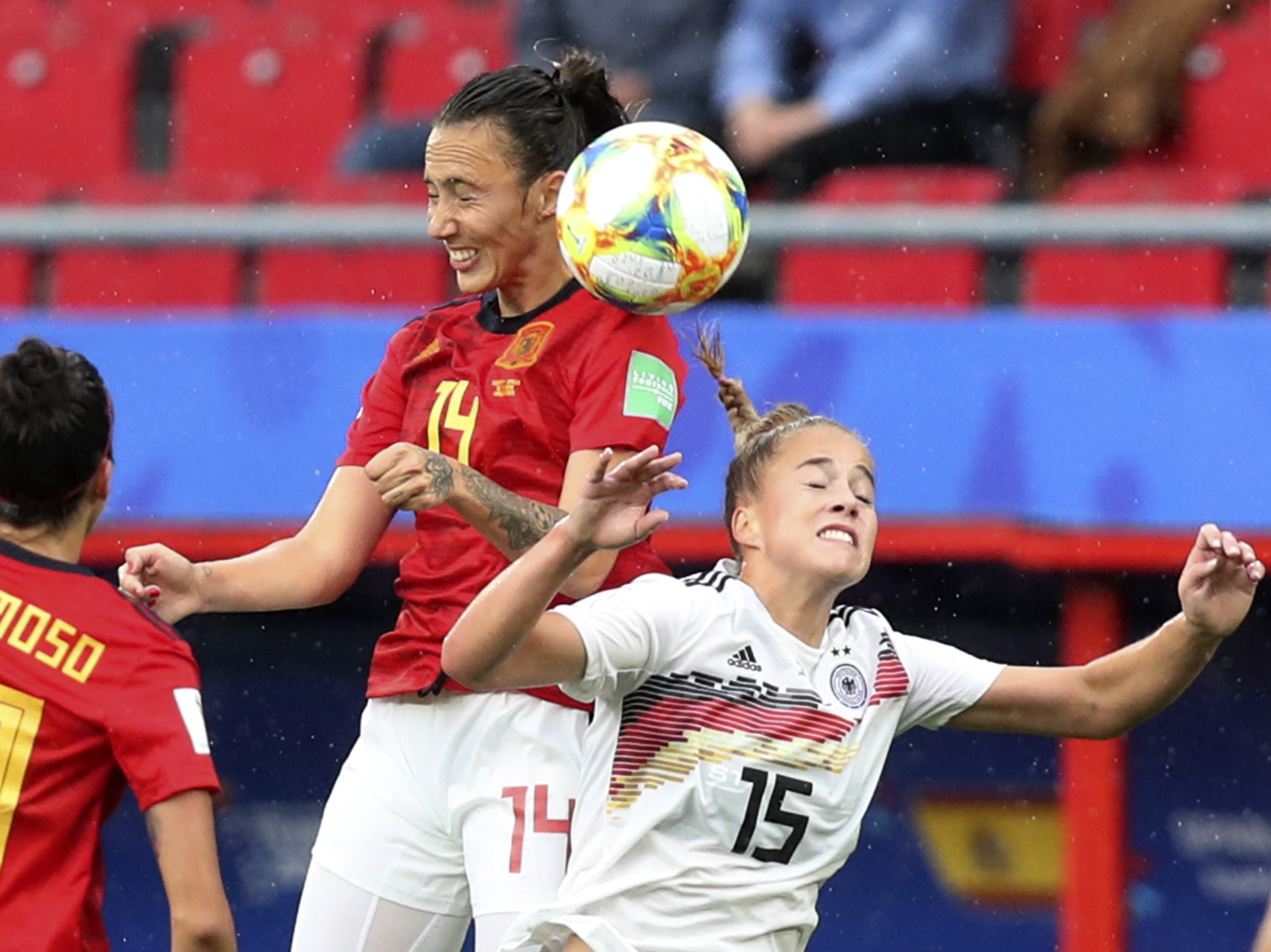 瓦朗谢纳球员合力拼搏，共同追求成功的简单介绍