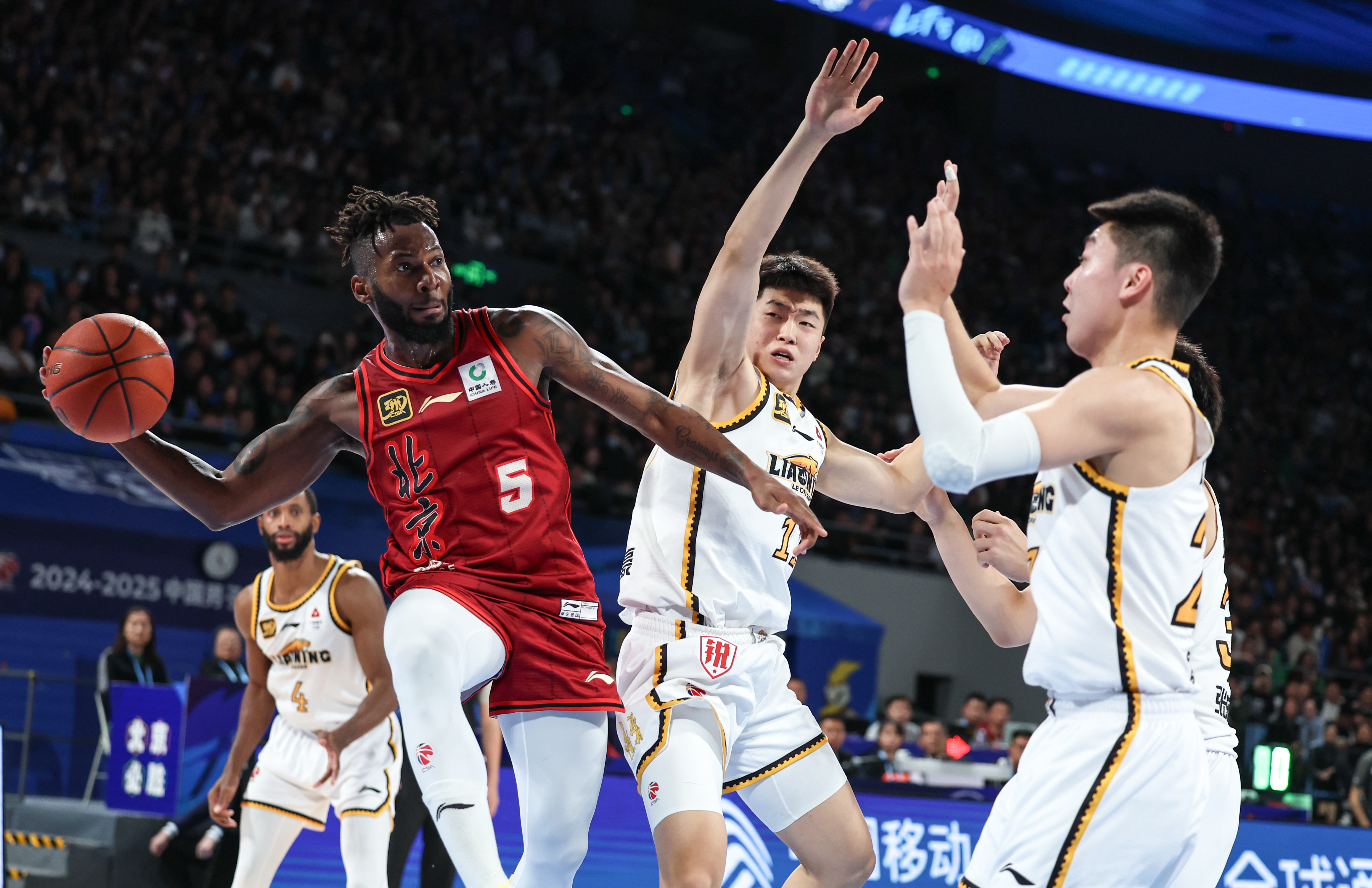 球员们在比赛中展现出耀眼的技艺赢得尊敬