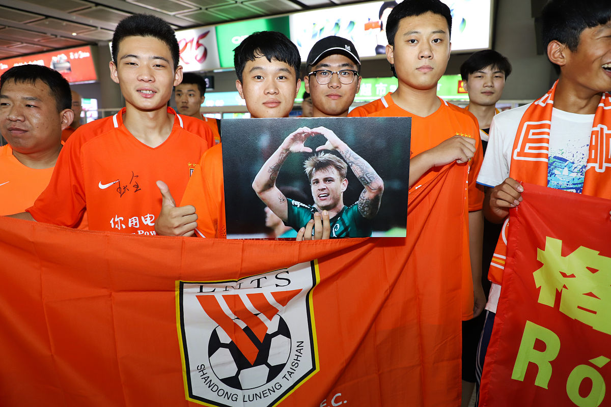 球员们在比赛中展现出耀眼的技艺赢得尊敬