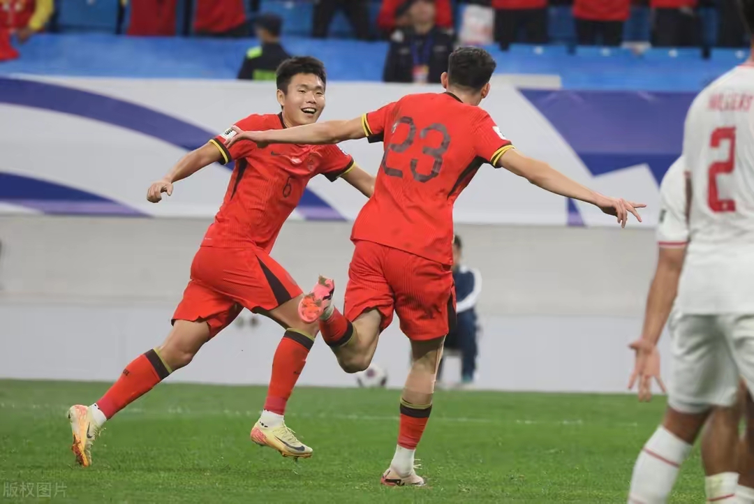 紧张激烈的比赛中，球队巧妙配合取得胜利