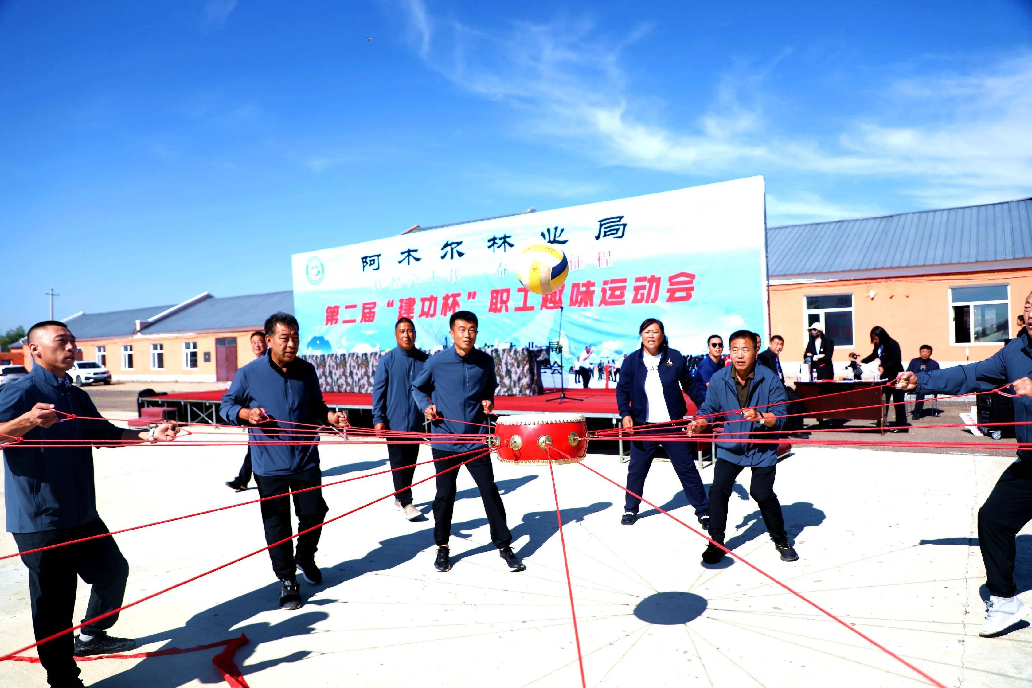 紧张激烈的比赛中，球队巧妙配合取得胜利