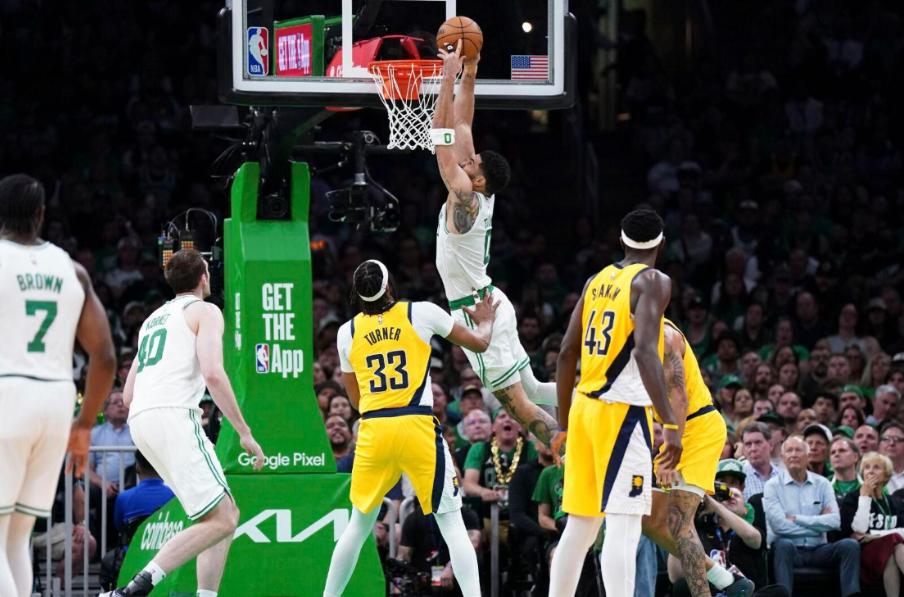 包含步行者客场逆转凯尔特人，霍勒迪砍下全队最高分的词条