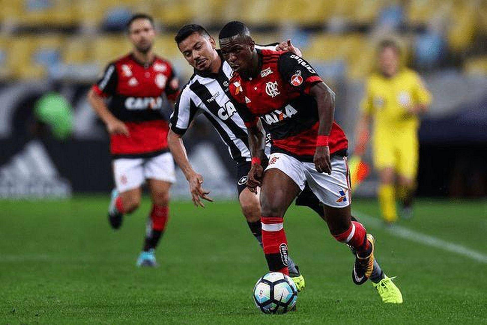 包含格拉纳达后卫连续出色表现，助球队稳固防线的词条