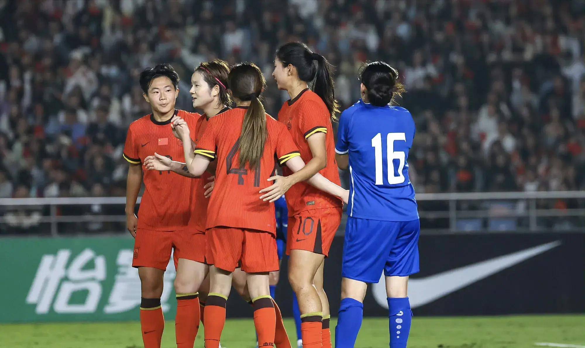 女足比赛中球队发挥出色，努力拼搏