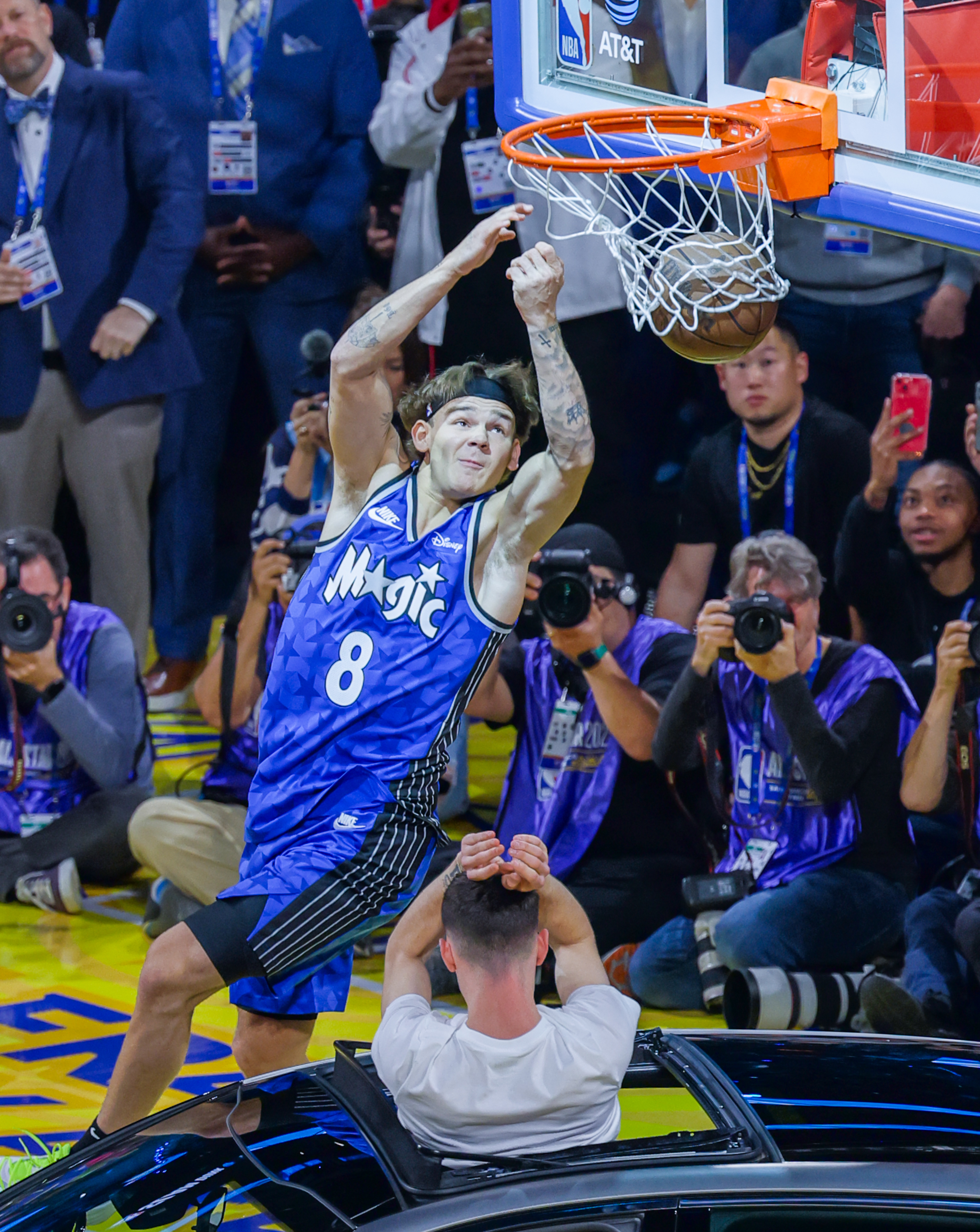 全神贯注！篮球选手凝视着篮筐出手的简单介绍