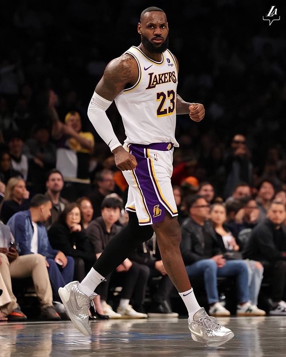 全神贯注！篮球选手凝视着篮筐出手的简单介绍