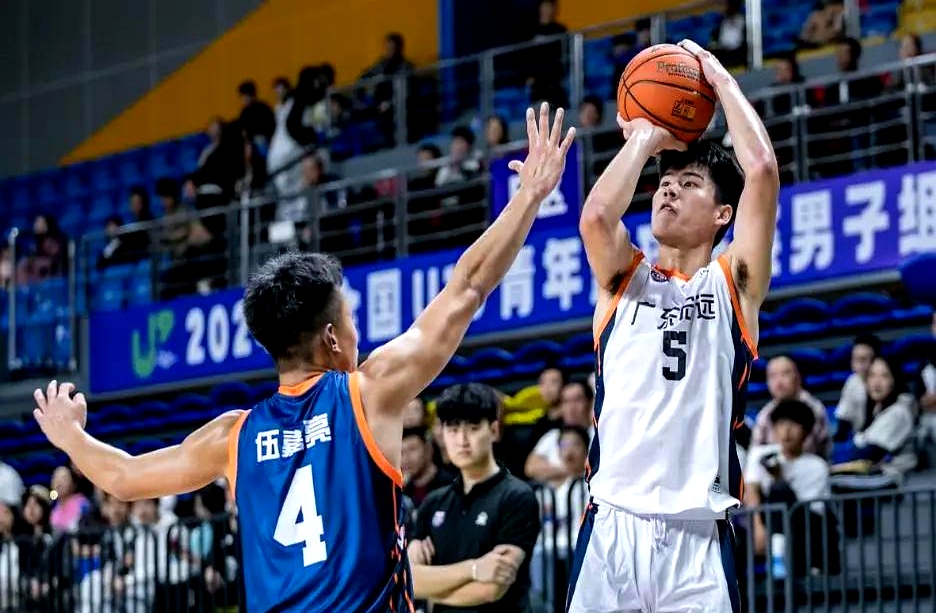 篮球联赛中一位年轻新秀迎来事业巅峰
