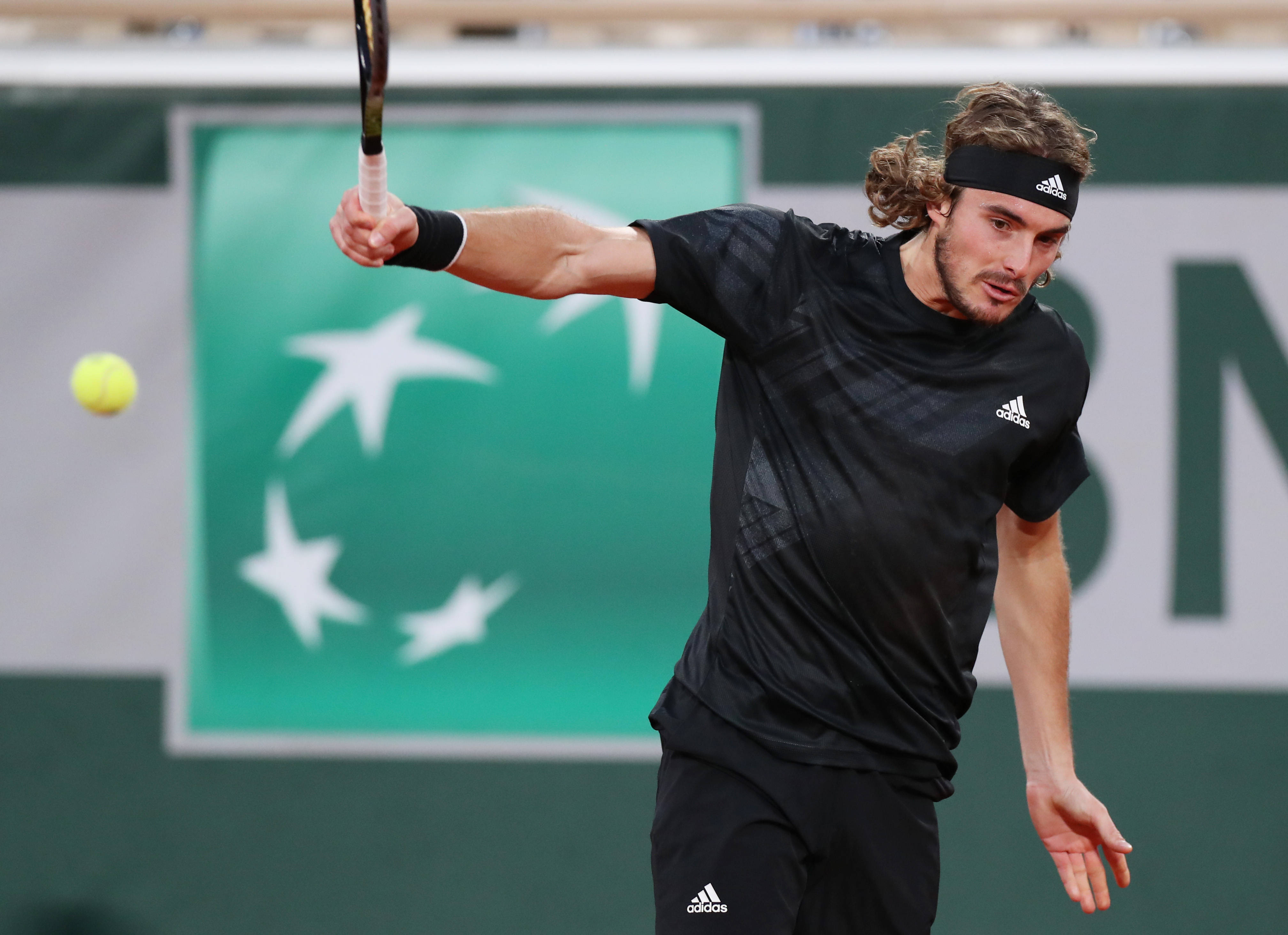 包含日本网球队力克澳大利亚网球队，西西帕斯高光表现的词条