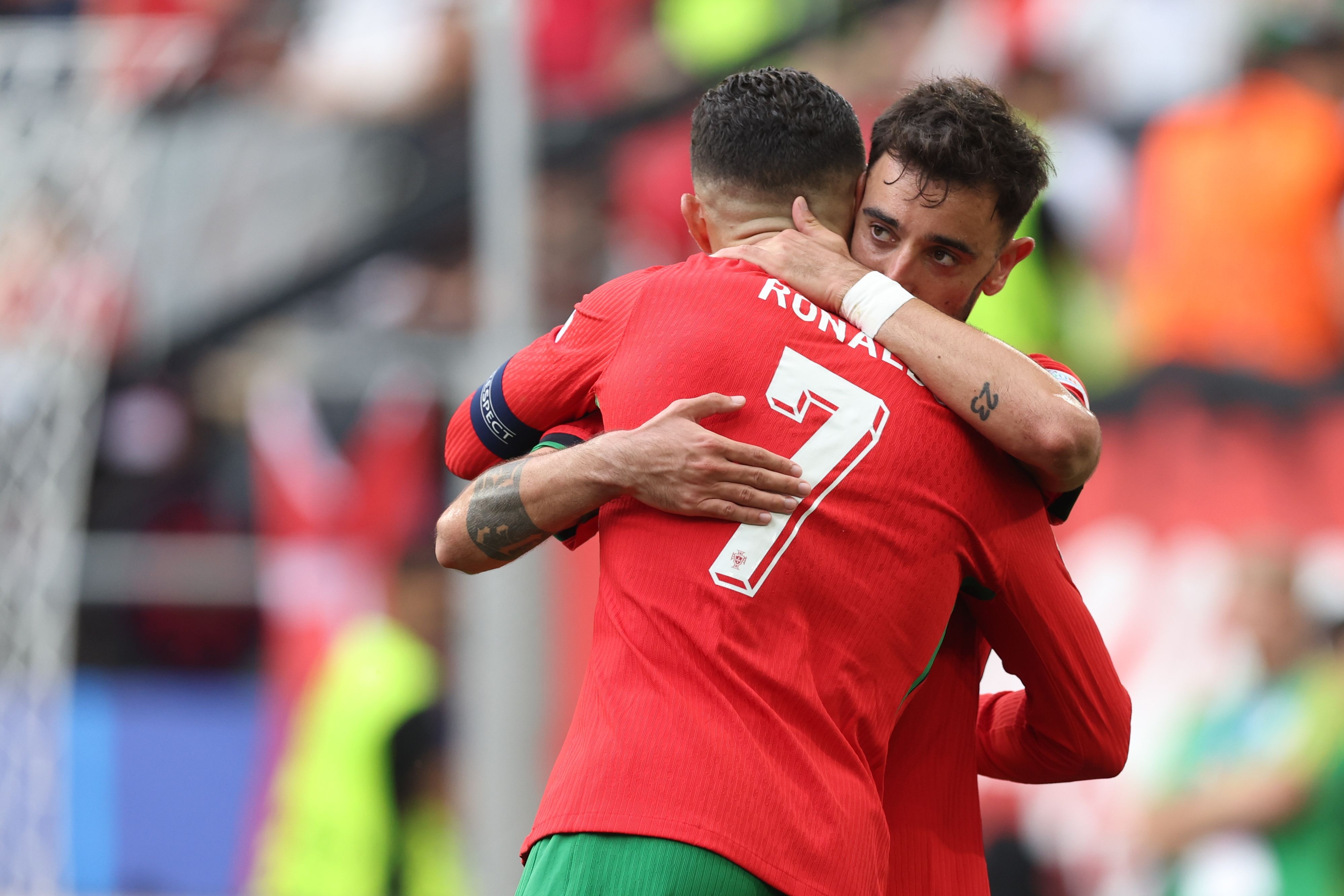 葡萄牙碾压乌克兰，莫德里奇点燃赛场