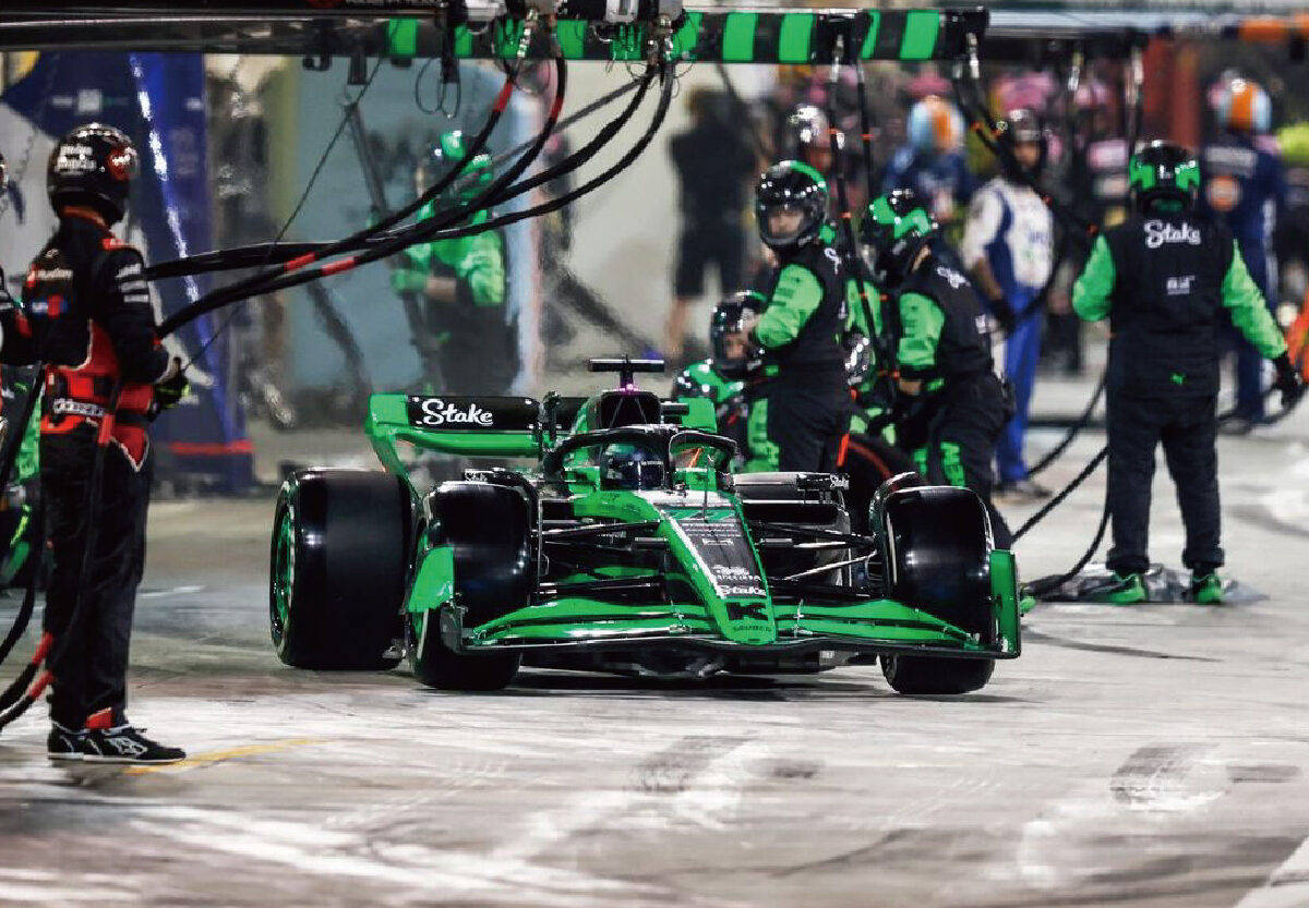 红牛车队碾压索伯车队，周冠宇带队取胜