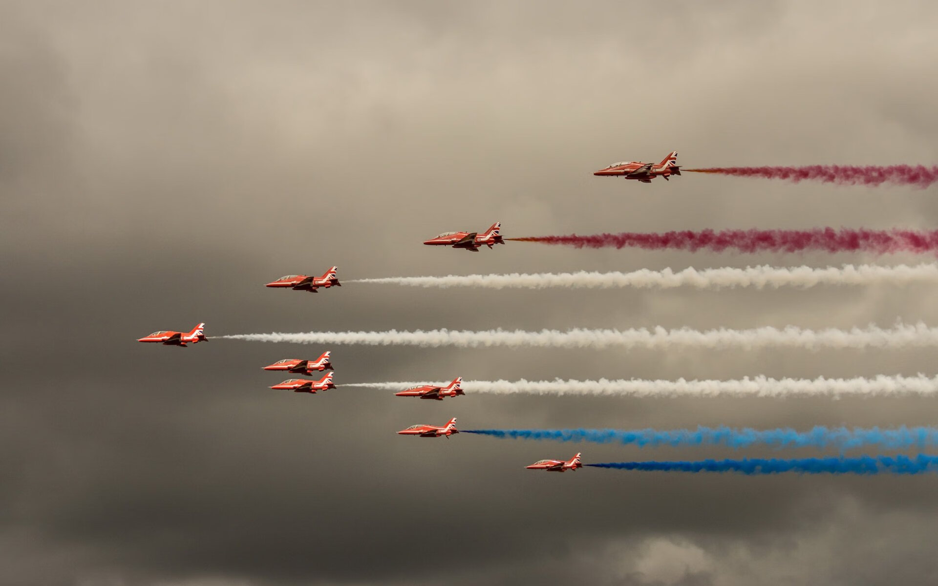 苏亚雷斯统治全场，英格兰压哨击败日本—足球之夜的激情与悬念