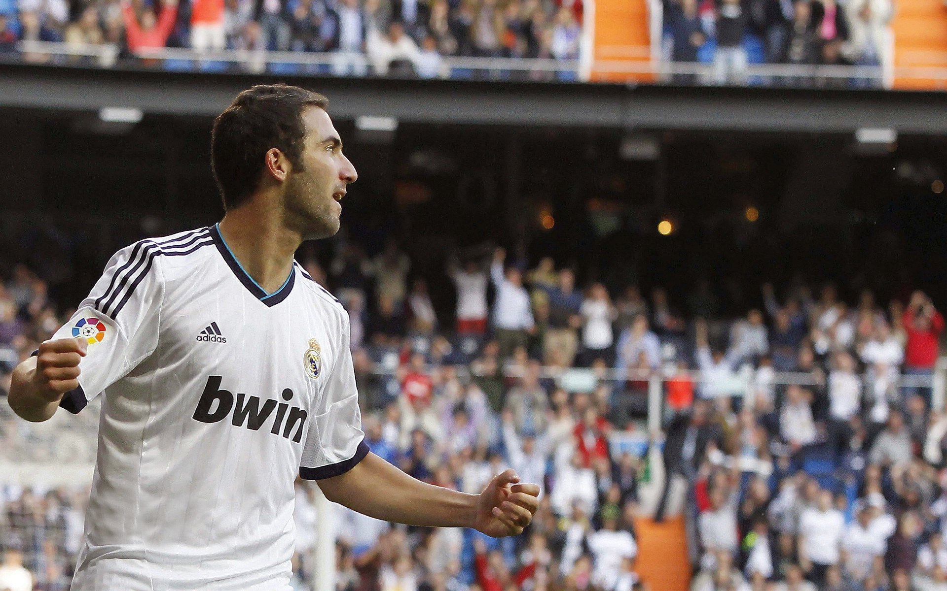 卡马文加统治中场，中国男足四球横扫牙买加迎开门红